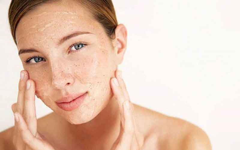 Duy trì thói quen tẩy tế bào chết trên da mỗi tuần 2 lần sẽ giúp ngăn chặn được dầu đổ trên da mặt.