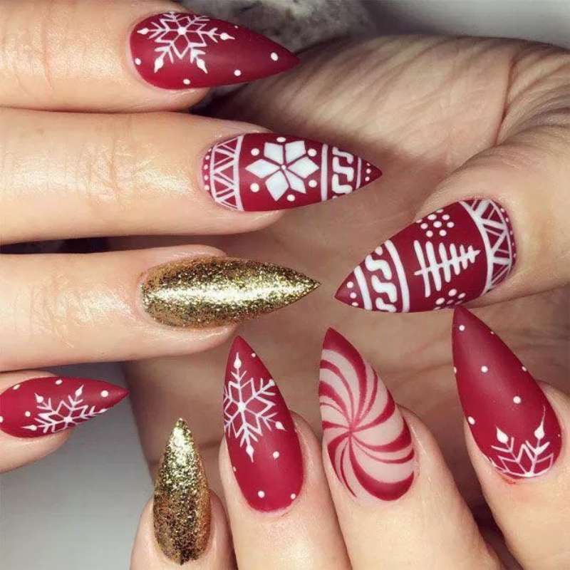 Mẫu nail giáng sinh hoa tuyết là lựa chọn tuyệt vời cho phái đẹp mùa Noel 