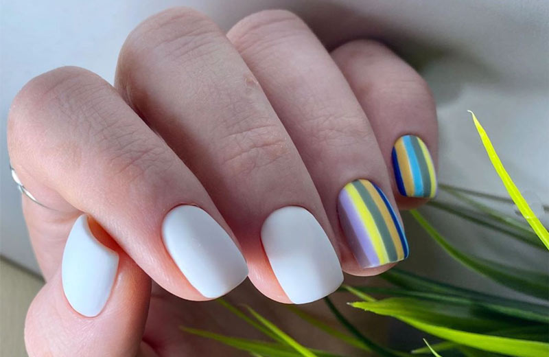 mẫu nail trắng sơn nhám kết hợp ngón nhiều màu