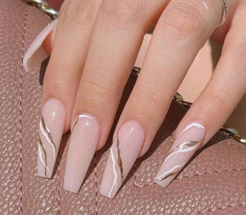 nail form thang màu hồng pastel vân ánh vàng và trắng