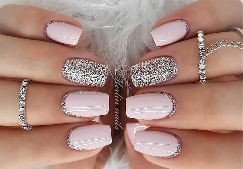 nail form thang màu hồng pastel kết hợp ngón nhũ bạc