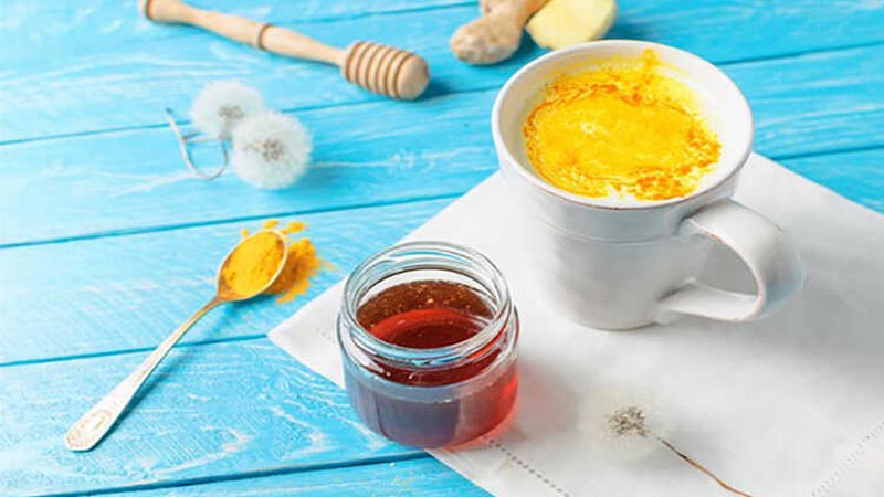 tinh bột nghệ pha cùng mật ong hoặc dùng cùng sữa nóng dưỡng trắng, trị nám