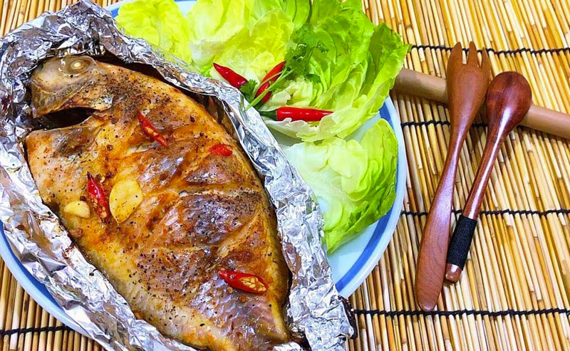 Nướng cá rô phi trong giấy bạc tạo ra món ăn thơm ngon, calo thấp