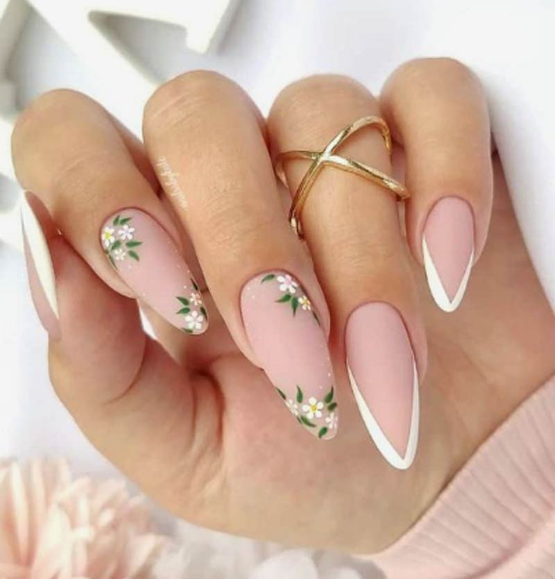 Làm mới bộ móng tay của bạn với nail hoa cúc 2024 - một lựa chọn hoàn hảo cho những ai yêu thích phong cách nhẹ nhàng và tinh tế. Một màu trắng tuyệt đẹp với họa tiết hoa cúc đáng yêu sẽ làm cho bộ móng tay trở nên hoàn hảo.