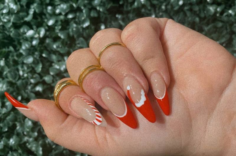 Những mẫu nail Noel đính đá độc đáo này sẽ khiến bạn chú ý ngay từ cái nhìn đầu tiên. Với những họa tiết và đường nét trang trí tinh tế, chắc chắn sẽ khiến đôi bàn tay của bạn trở nên xinh đẹp và rực rỡ hơn.